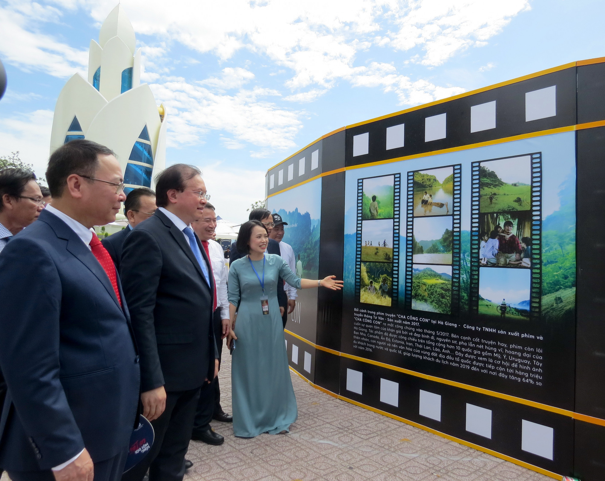 Thứ trưởng Bộ Văn hóa, Thể thao và Du lịch Tạ Quang Đông cùng các đại biểu tham quan Triển lãm